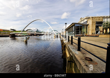 Fluß Tyne und Millennium Bridge aus Newcastle Quayside Stockfoto