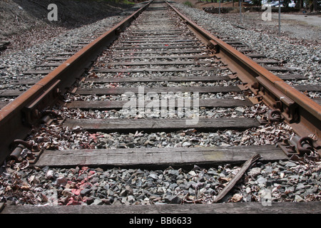 Eine Nahaufnahme horizontale fotografieren der alten Gleise (Zug) aus der Perspektive des Seins rechts unten auf den Gleisen. Stockfoto