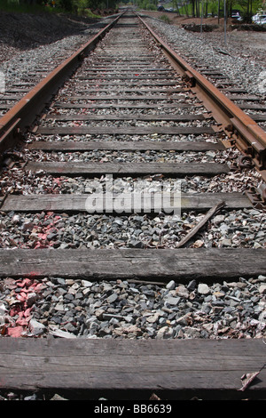 Close-up senkrecht fotografieren der alten Gleise (Zug) aus der Perspektive des Seins rechts unten auf den Gleisen. Stockfoto