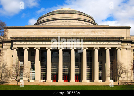 Gebäude 10 mit der großen Kuppel mit Blick auf Killian Gericht, Massachusetts Institute of Technology MIT Cambridge Massachusetts USA Stockfoto