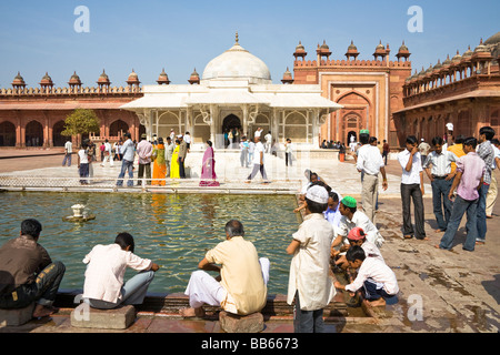 Salim Chishti Grab und Gläubige in Jama Masjid Moschee Komplex, Fatehpur Sikri, in der Nähe von Agra, Uttar Pradesh, Indien Stockfoto