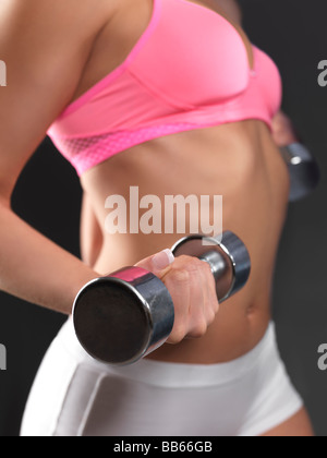 Frau, Training mit Gewichten Stockfoto