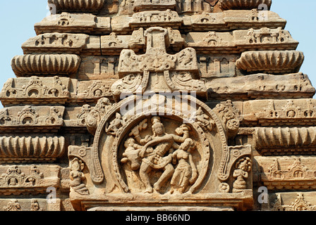Pattadkal - Karnataka, Ganbulinga Tempel aus Osten, zeigt Shiva - Parvati & Nandi in Shukanasika über dem Eingang. Näher ansehen. Stockfoto