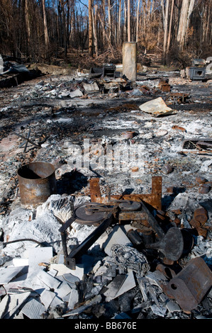 Die Reste eines Hauses und Verwüstung hinterlassen nach einem Buschfeuer Stockfoto