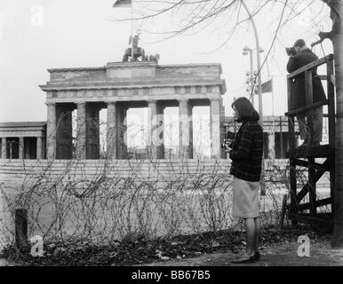 Geographie/Reise, Deutschland, Berlin, Mauer, Touristen am Brandenburger Tor, ca. 1965, Stockfoto