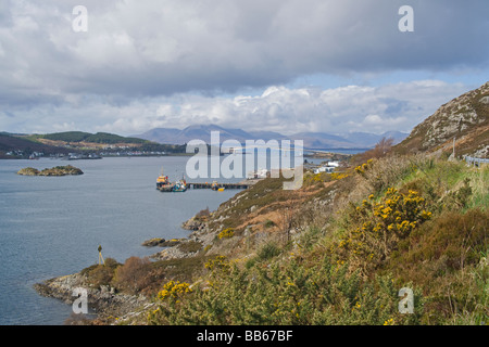 Blick nach Norden bis nach unten Loch Alsh Skye Bridge und Kyle of Lochalsh Highland Region Schottland November 2008 Stockfoto