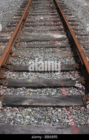 Eine Nahaufnahme der alten Gleise (Zug). Stockfoto