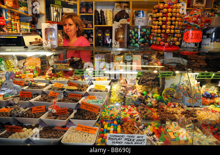 Frau an Süßigkeiten Ladentheke Stand Queen Victoria Market Melbourne Australien Stockfoto