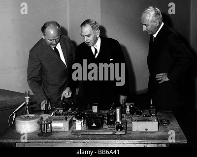 Hahn, Otto, 8.3.1879 - 28.7.1958, deutscher Chemiker, halbe Länge, mit Fritz Strassmann und Heinz Haber, Neuauflage des Experiments von 1938, Deutsches Museum, München, 3.6.1962, Stockfoto