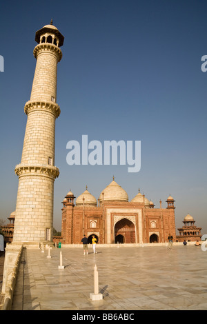 Ein Minarett des Taj Mahal und Taj Mahal Moschee, Agra, Uttar Pradesh, Indien Stockfoto