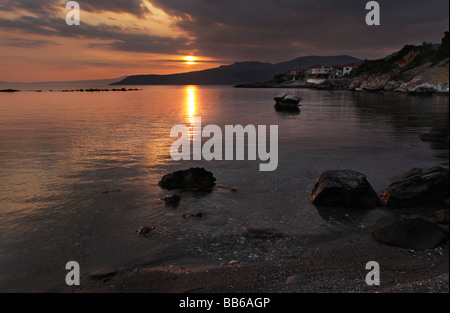 Blick auf den Sonnenuntergang über der messinischen Bucht vom Hafen in Kardamili in Griechenland Stockfoto