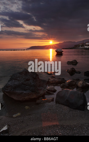 Blick auf den Sonnenuntergang über der messinischen Bucht entnommen Kardamili Hafen in Griechenland Stockfoto