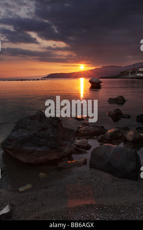 Blick auf den Sonnenuntergang über der messinischen Bucht entnommen Kardamili Hafen in Griechenland Stockfoto