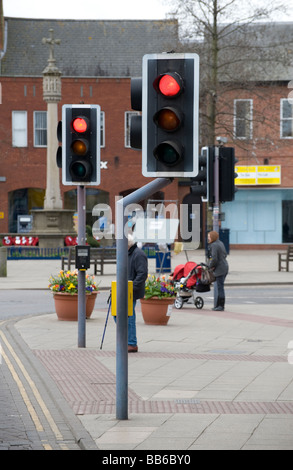 Rote Ampel an einem Fußgängerüberweg in einer Stadt in England Stockfoto