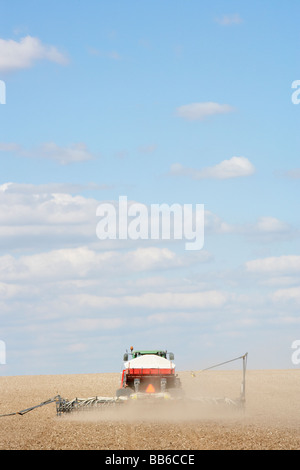 Traktor Pflanzen Samen In Feld Stockfoto