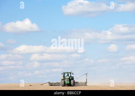 Traktor Pflanzen Samen In Feld Stockfoto