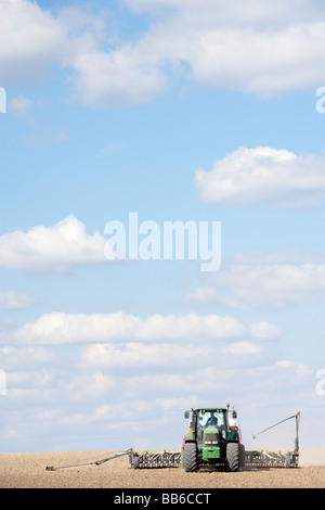 Traktor Pflanzen Samen In Feld Stockfoto