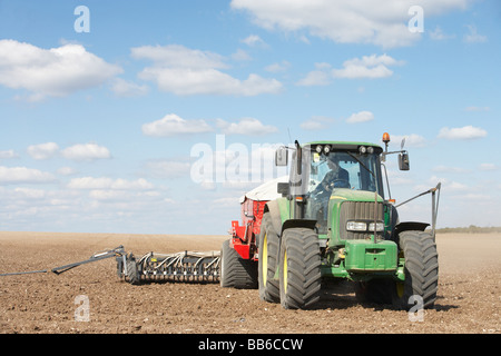 Traktor Pflanzen Samen In Feld Stockfoto