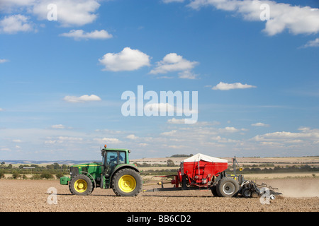 Traktor Pflanzen Samen In Feld Stockfoto