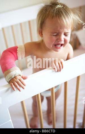 Schreiendes Kleinkind mit Arm In Besetzung Stockfoto