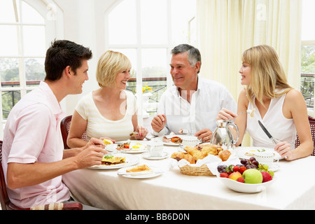 Familie Gruppe genießen Sie Frühstück im Hotel Stockfoto
