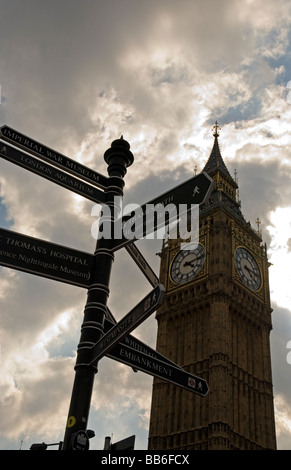 Wegweiser für touristische Attraktionen und Big Ben in Westminster, London England UK Stockfoto