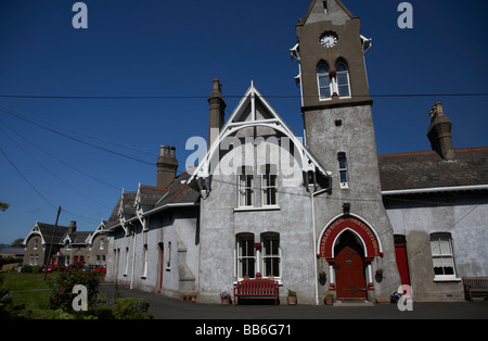 Aufsichtsbehörden Haus und Uhrturm der Charles Shiels Institut Almen beherbergt Carrickfergus County Antrim-Nordirland Stockfoto