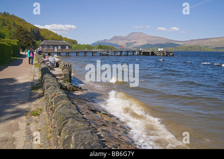 Frühlingsfarben auf Loch Lomond Luss Pier Wellen Ben Lomond Schottland Mai 2009 Stockfoto