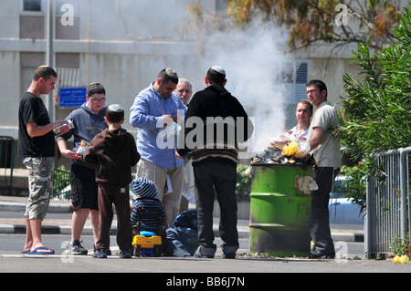 Israel Haifa Juden brennen gesäuertes Elemente als letzte Vorbereitung vor dem Pessachfest 8. April 2009 Stockfoto