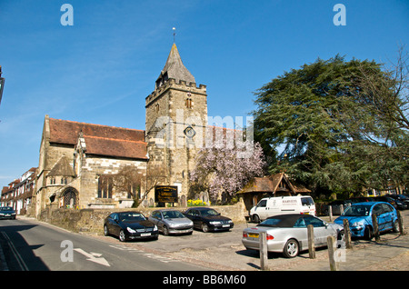 A Straßenszene in Midhurst Stadt in West Sussex St. Mary Magdalene und St Denys Church am Kirchhügel Stockfoto