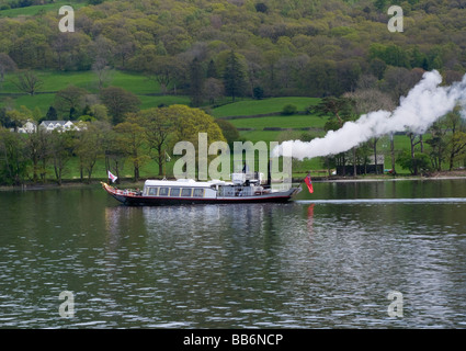 Gondel dampfgetriebenen Touristenboot auf Coniston Wasser Lake District National Park Cumbria England Vereinigtes Königreich UK Stockfoto