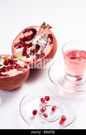 Pmegranate halbieren auf weißem Hintergrund mit Saft Stockfoto