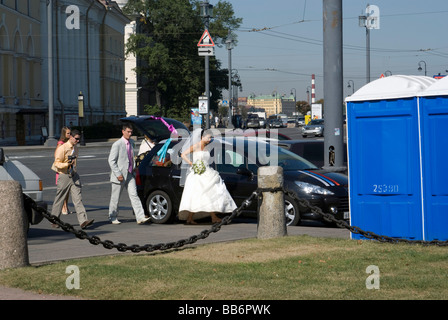 Eine Braut in Eile Köpfe für öffentliche Toiletten in St Petersburg, Russland Stockfoto