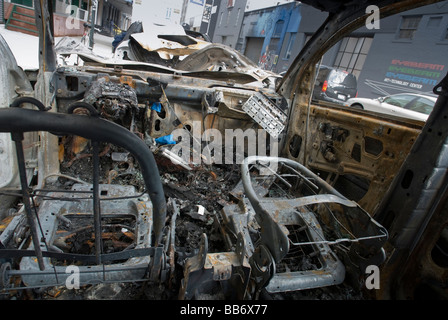 Automobile verbrannt, nachdem ein Unfall auf einer Straße im trendigen West Chelsea Gallery District in New York zu sehen sind Stockfoto