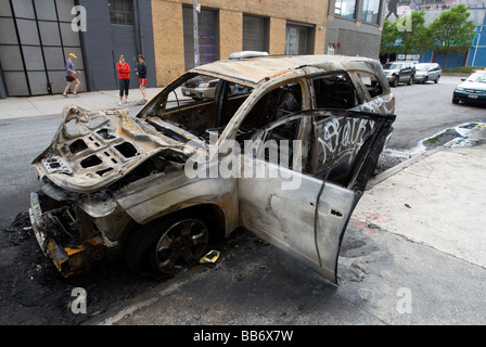 Automobile verbrannt, nachdem ein Unfall auf einer Straße im trendigen West Chelsea Gallery District in New York zu sehen sind Stockfoto