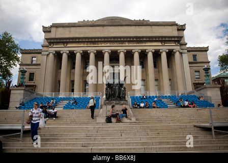 Studenten und Besucher nutzen das warme Wetter vor der Low-Bibliothek in der Columbia University Viereck Stockfoto