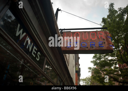 Weine und Spirituosen Neon unterzeichnen im Stadtteil Tribeca New York Stockfoto