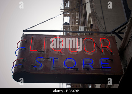 Weine und Spirituosen Neon unterzeichnen im Stadtteil Tribeca New York Stockfoto