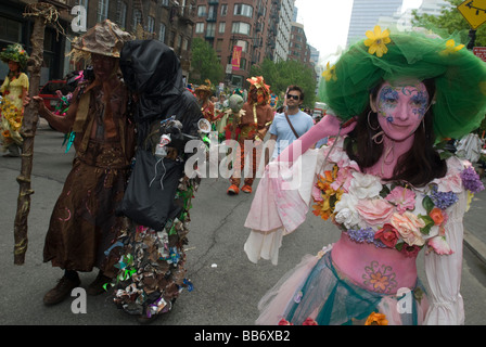 Hunderte von Aktivisten teilnehmen an der Erde feiern Hudson River Festzug in New York Stockfoto