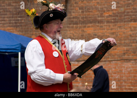 Stadtausrufer Straße Künstler Performer Kostüm rot Spaß Rochester fegt Festival Kent England Stockfoto