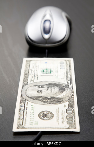 Computer Maus und 100 US-Dollar Rechnungen Stockfoto