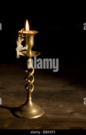 Ein Messing-Leuchter mit einem in der Nähe von burn't, Kerze. Stockfoto