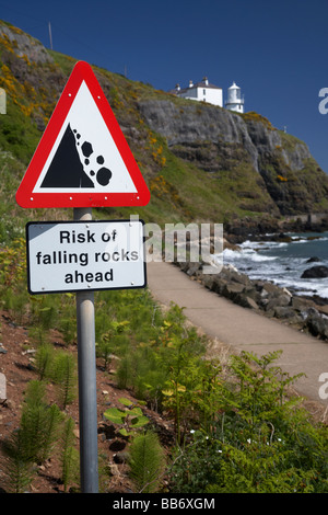 Sturzgefahr Felsen Schild am Blackhead Leuchtturm und die Whitehead, Mitesser Küstenpfad Grafschaft Antrim Nordirland Vereinigtes Königreich Stockfoto