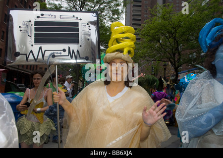 Hunderte von Aktivisten teilnehmen an der Erde feiern Hudson River Festzug in New York Stockfoto