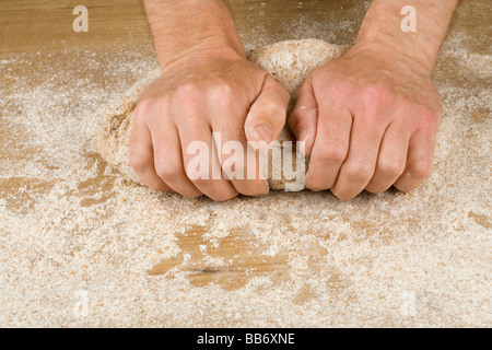 Ein Mann, Brotteig kneten Stockfoto