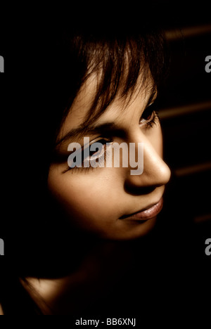 Mädchen im Licht gebadet Stockfoto