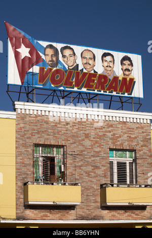 Billboard von Los Cincos Volveran oder die kubanischen fünf in Cienfuegos, Kuba, Westindische Inseln, Karibik, Mittelamerika Stockfoto