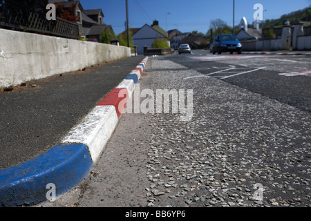 rot weiß und blau bemalte Bordsteinkanten im Dorf Glynn in der Nähe von Larne in County Antrim-Nordirland-Großbritannien Stockfoto