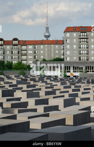 Berlin-Deutschland-Denkmal für die ermordeten Juden Europas aka Holocaust Denkmal Fernsehturm Fernsehturm im Hintergrund Stockfoto