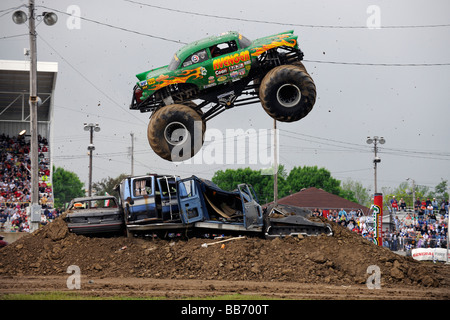 Rächer Monstertruck im Freestyle-Wettbewerb bei 4 x 4 Off-Road-Jamboree Monster Truck Show in Lima, Ohio. Stockfoto